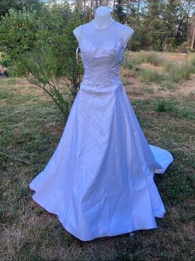 Gold beaded wedding gown with sweetheart neckline NWT size 4 button back floral